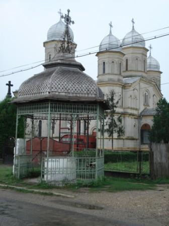 Orthodoxe kerk en openbare drinkwaterput op het Roemeense platteland.